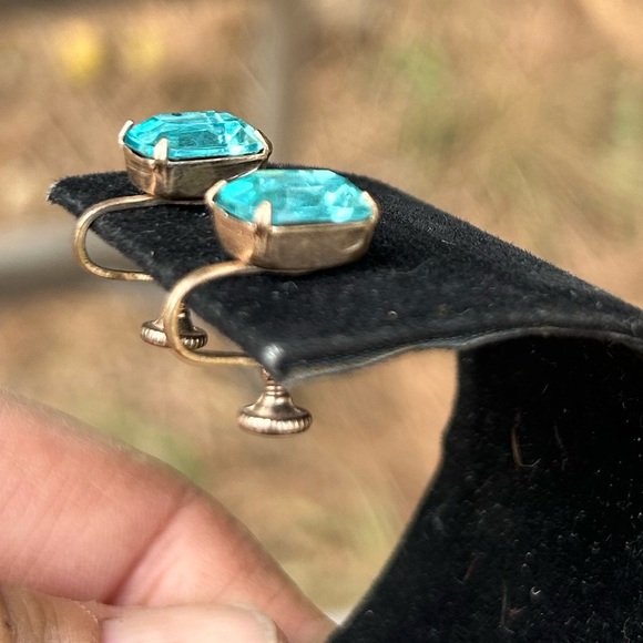 Blue emerald cut rhinestone (maybe!) on gold tone screw back earring - Picture 4 of 5